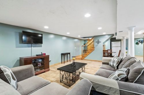 1069 Burt St, Taunton MA 02780-5166 exterior