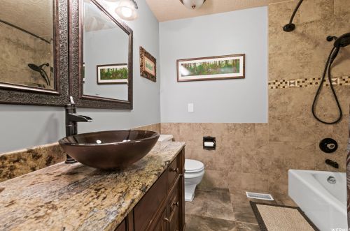 7993 Erique Way, Sandy UT 84093-6422 exterior