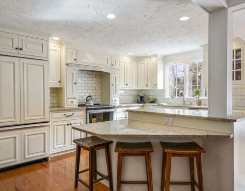 4 High St, Southborough MA 01772-1423 exterior