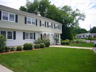 32 Hobart Ln, Amherst MA  01002-1321 exterior