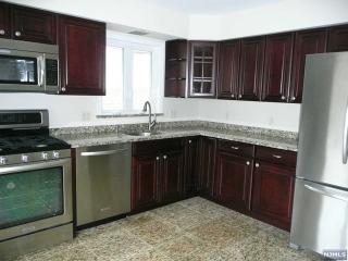 219 Mccloud Dr, West Fort Lee NJ  07024-5303 exterior