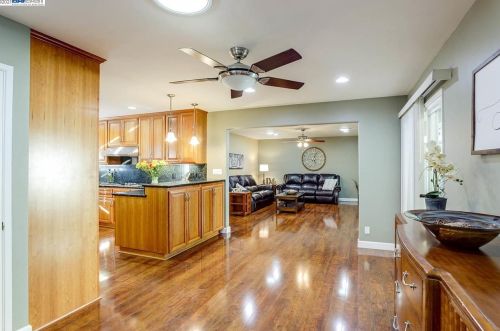 1476 Regent Dr, San Leandro CA 94577-5323 exterior