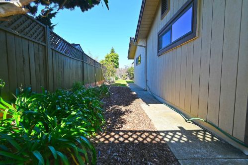 14297 Tiburon Rd, San Leandro CA 94577-6536 exterior