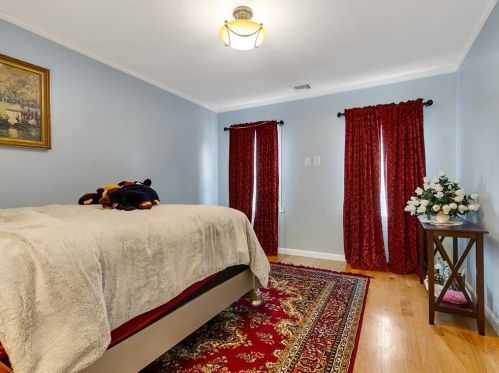 6 Rowe St, Newton MA 02466-1596 exterior