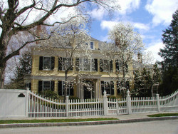 12 Valentine St, Newton, MA 02465-3018