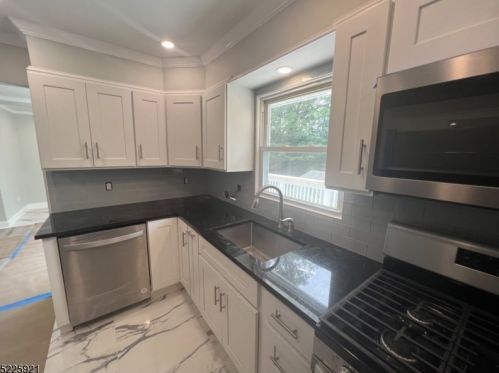 15 Bearfort Ter, Skyline Lakes, NJ 07456-2915