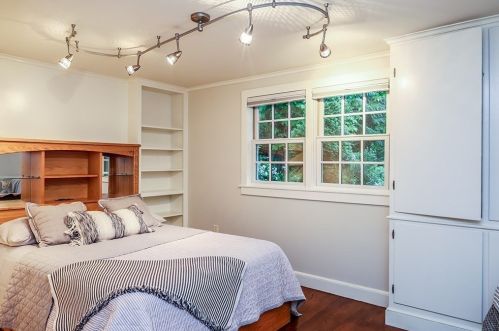 52 Woodleigh Rd, Dedham MA 02026-3129 exterior