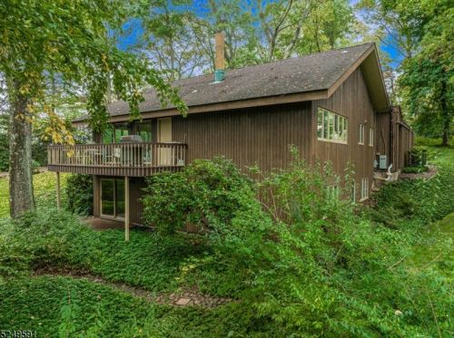 2 Wineberry Ln, Milford, NJ 08848-1713