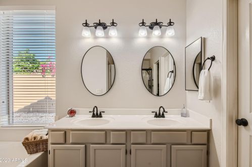 14842 42 Way, Phoenix AZ 85042-5211 exterior