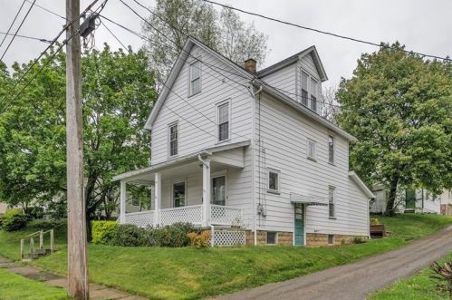 525 Craig St, Grove City, PA 16127-1411