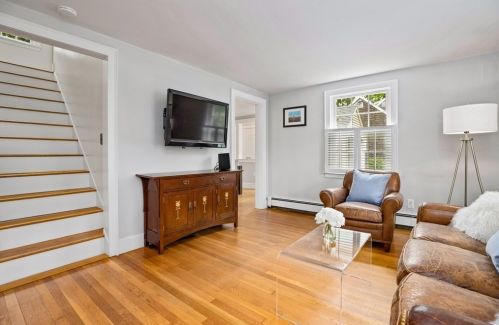 8 Merrymount Rd, Hingham MA 02043-4711 exterior