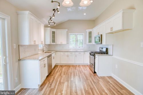 59 Pleasant Valley Dr, West Deptford NJ  08096-6320 exterior