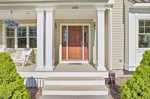 680 River St, Hingham, MA 02061-2706