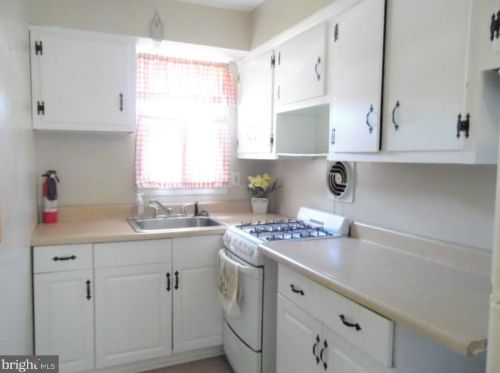 8 Parkview Cir, West Deptford NJ exterior