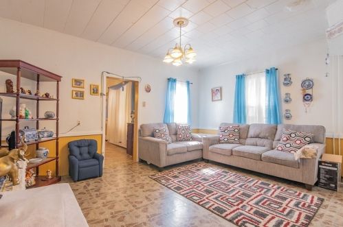 82-82A Maple St, Lawrence, MA 01841-3855