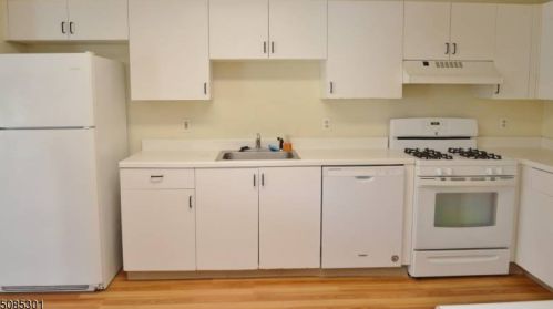 29 Millie Ln, East Hanover NJ  07936-3427 exterior