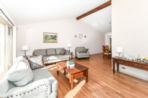 8738 Bruce Dr, Niles IL 60714-2344 exterior