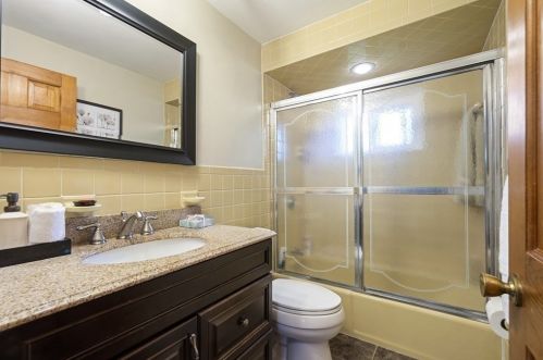 2 Jonathan Rd, Burlington MA 01803-1414 exterior