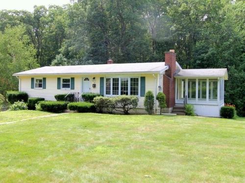 33 Crestwood Rd, Leicester, MA 01524-1601