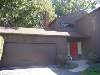 30 Oakshore Dr, Cleveland OH  44108-1118 exterior