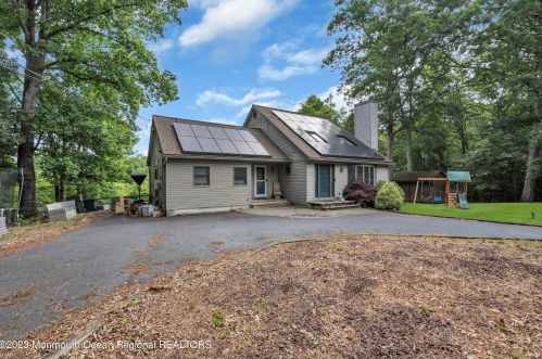 52 Lakeview Dr, Jackson Twp NJ 08527-2704 exterior