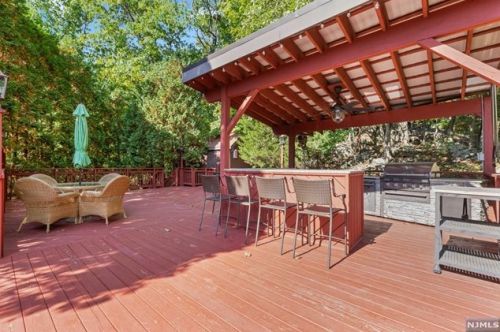 4 Meadowview Ter, Skyline Lakes, NJ 07456-1124