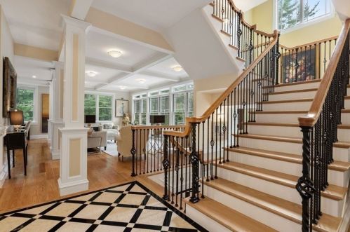 112 Edgewater Dr, Needham MA 02492-2776 exterior