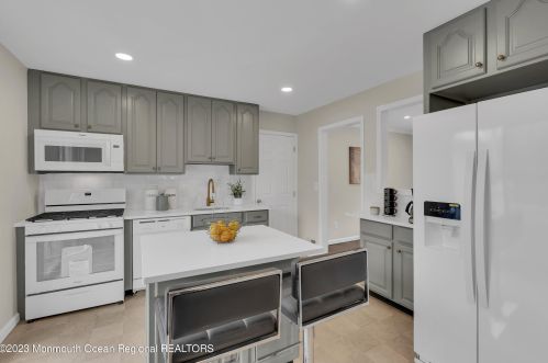 36 Drexel Dr, Jackson Twp NJ  08527-2328 exterior