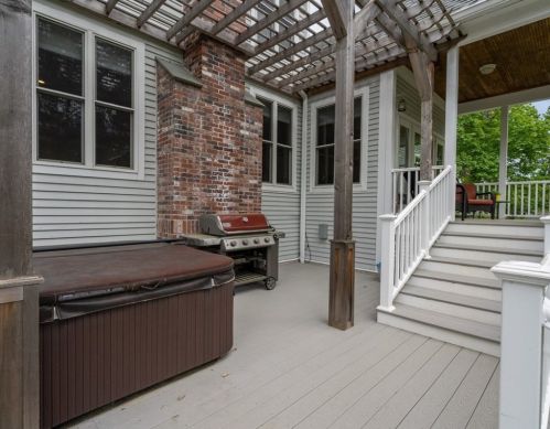 8 Clemmons St, Southborough MA  01772-1314 exterior