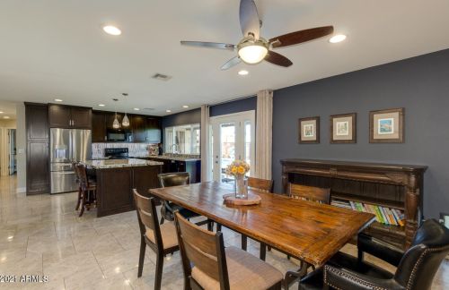 725 Country Gables Dr, Phoenix AZ 85053-4528 exterior