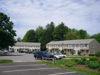 32 Hobart Ln, Amherst MA  01002-1321 exterior