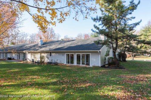 37 Boxwood Ter, Tinton Falls NJ 07701-6704 exterior