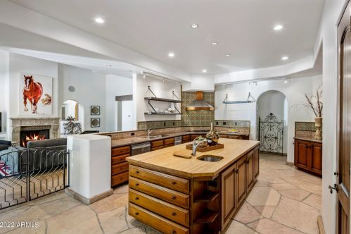 2020 Bethany Home Rd, Phoenix AZ 85014-2434 exterior