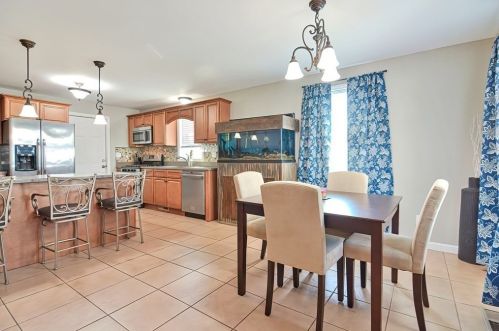 42 Raymond St, Fall River MA 02723-2823 exterior