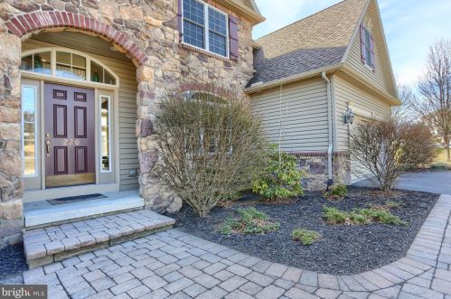 220 Pine Creek Dr, Carlisle, PA 17013-9611