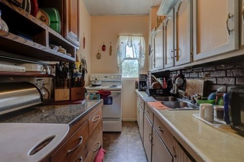 444 Brock Ave, New Bedford MA 02744-1437 exterior