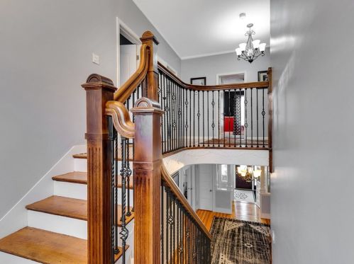 6 Rowe St, Newton MA 02466-1596 exterior