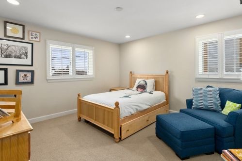 21 Cross Hl Rd, Newton MA 02459-3119 exterior