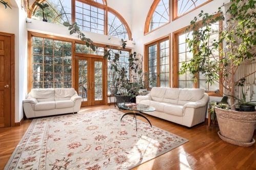 8 Livingston Cir, Needham, MA 02494-4123