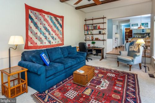 33 Pineknoll Dr, Trenton NJ 08648-3143 exterior