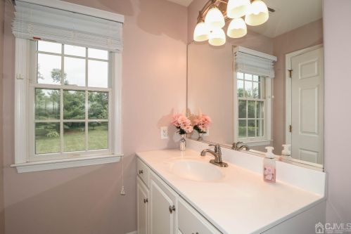 10 Summerhill Ct, Columbus NJ  08022-1970 exterior