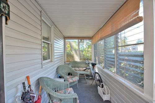 208 Cherry St, Newton MA 02465-1246 exterior