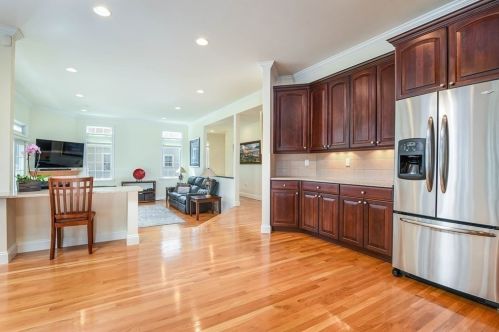 208 Vly Rd, Needham MA 02492-4720 exterior