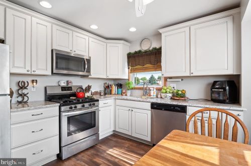 260 Columbus Dr, West Deptford NJ 08051-1258 exterior