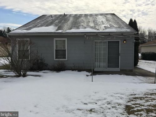 8 Knollwood Dr, West Deptford NJ 08096-6702 exterior