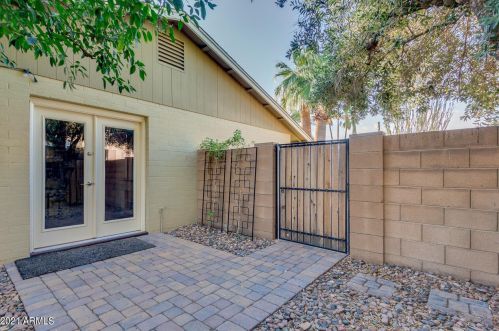725 Country Gables Dr, Phoenix AZ 85053-4528 exterior