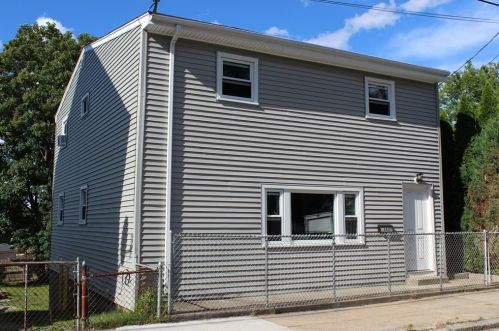382 Tecumseh St, Fall River, MA 02721-3922