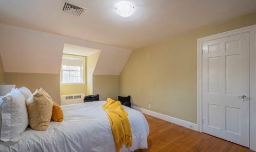 544 Quinobequin Rd, Newton MA 02468-2129 exterior