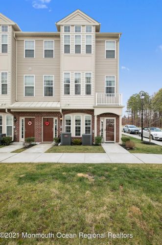 1 Kyle Dr, Tinton Falls, NJ 07712-7535