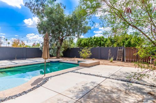 1351 Clarendon Ave, Phoenix AZ 85033-4118 exterior